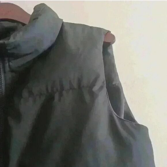 Black Puffer Vest - Picture 4 of 12